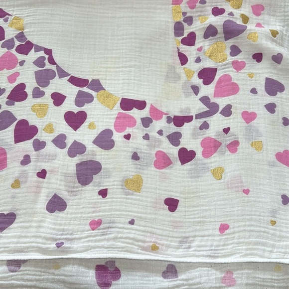 Lulujo - swaddle blanket - "with brave wings she flies" heart design - Picture 5 of 7